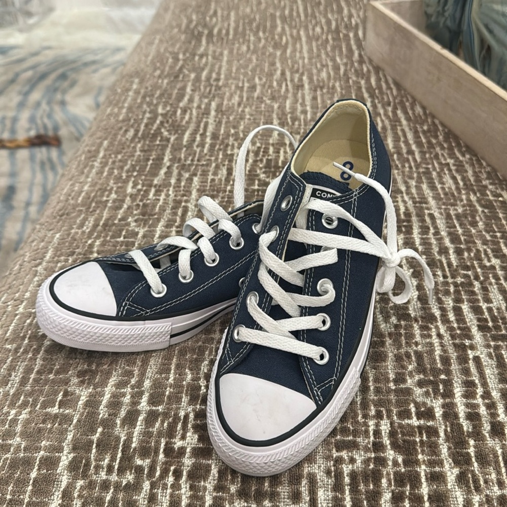Navy Blue Women’s Converse size 6. Never worn. Converse all star.